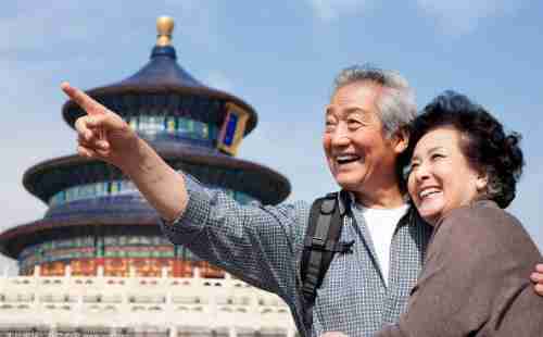 70岁老人旅游收附加费吗