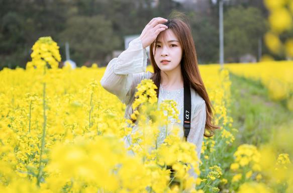 油菜花拍照姿势图片大全 油菜花拍照技巧 油菜花拍照姿势图片大全 油菜花拍照技巧
