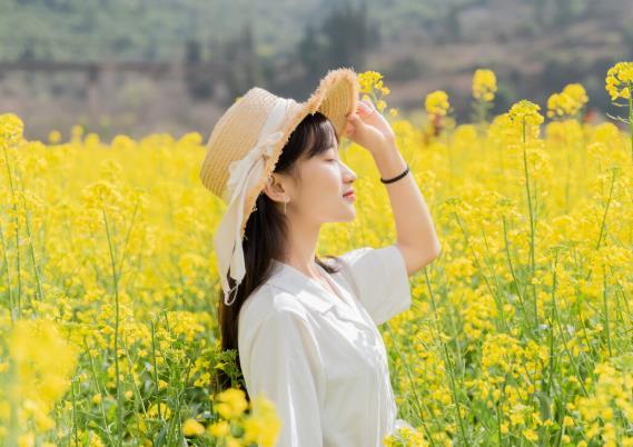 油菜花拍照姿势图片大全 油菜花拍照技巧 油菜花拍照姿势图片大全 油菜花拍照技巧