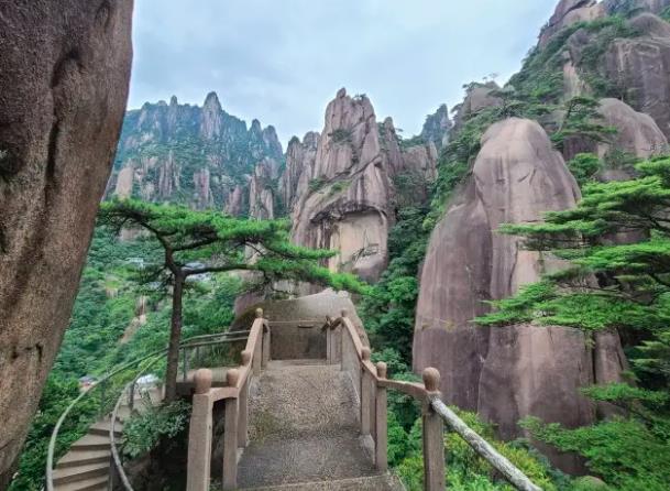 三清山在哪在什么地方哪个省哪个市 （江西上饶玉山县与德兴市交界之处）