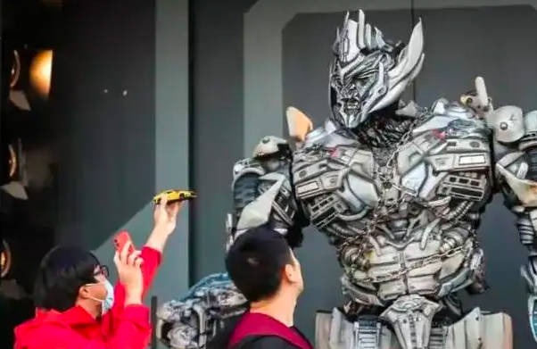 北京环球影城威震天是真人吗，是真人扮演揭秘啦（幕后真面目）