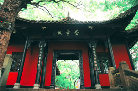 白帝城位于什么地方在哪， 重庆市奉节县白帝镇（必去景点刘备托孤地）
