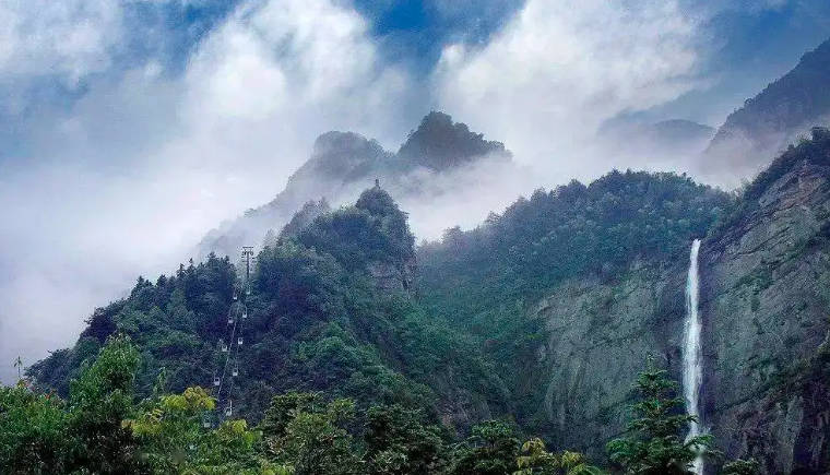 飞流直下三千尺是哪个风景区，庐山（望庐山瀑布）