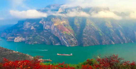 长江三峡指的是哪三峡，瞿塘峡、巫峡、西陵峡（瞿塘峡读音：qú táng xiá）