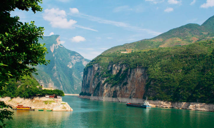 长江三峡指的是哪三峡，瞿塘峡、巫峡、西陵峡（瞿塘峡读音：qú táng xiá）