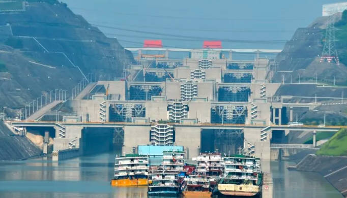 三峡大坝在什么地方,湖北省宜昌市三斗坪镇境内(必考题)