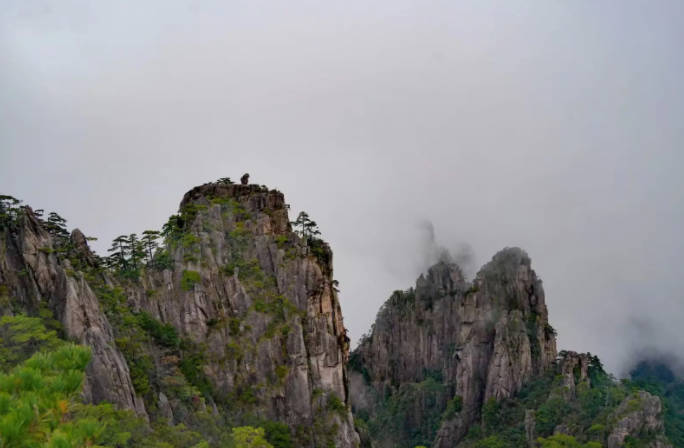 黄山风景区门票多少钱，旺季230元/人，淡季150元/人（老人等优惠政策）