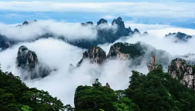 黄山风景区门票多少钱，旺季230元/人，淡季150元/人（老人等优惠政策）