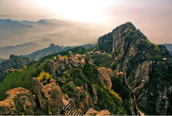 会当凌绝顶一览众山小写的是哪座山，描写的是山东泰山（五岳之尊）