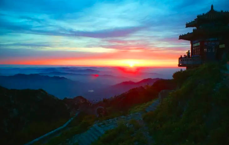 会当凌绝顶一览众山小写的是哪座山，描写的是山东泰山（五岳之尊）