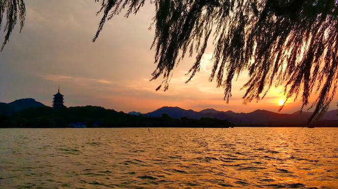 西湖十景是哪十景，游览西湖要注意什么？(旅游攻略与指南)