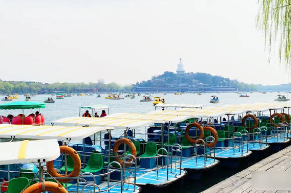 北海公园划船多少钱，各种船型价格不同（北门进营业时间9:00-16:00）