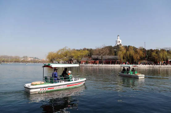 北海公园划船多少钱，各种船型价格不同（北门进营业时间9:00-16:00）