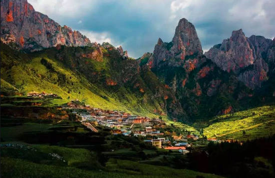 甘南几月份旅游比较好，每年的6月-9月是甘南最佳的旅游时间（甘南风俗禁忌）