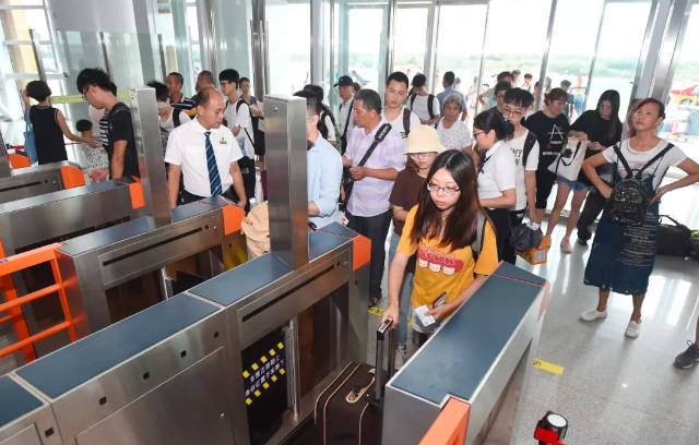 学生票使用时间范围，每学年可买4次（暑假6月1日至9月30日、寒假12月1日至次年3月31日）