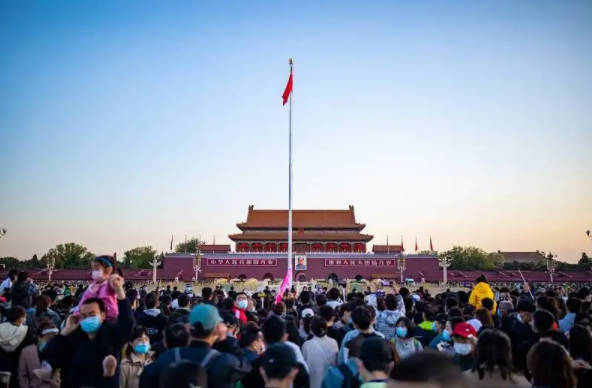 天安人民广场升（降）国旗时间2022年，每天都有不固定时间（据太阳升降时间确定）
