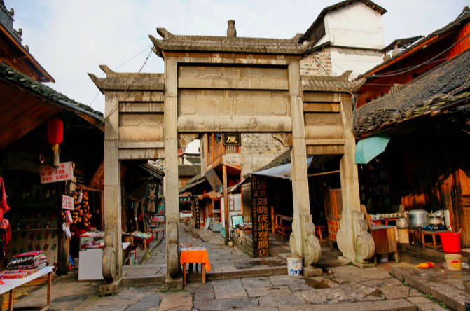 芙蓉古镇在哪里?成都市温江区永宁镇（唯一建在瀑布上的古镇）