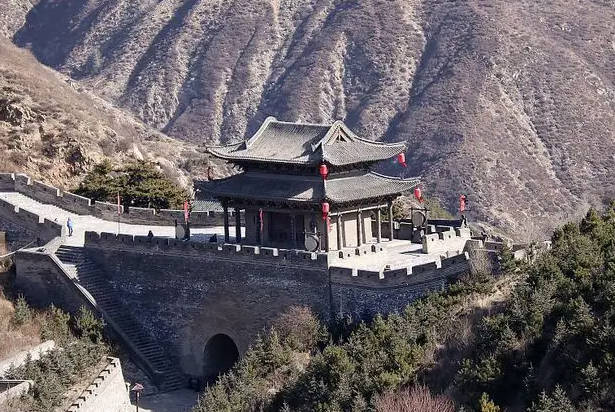 雁门关是在什么地方啊，忻州市代县县城以北约20公里（中华第一关）