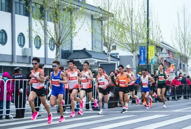 国内四大马拉松是指什么，分别是北京、上海、厦门、大连马拉松（大连举办次数最多）