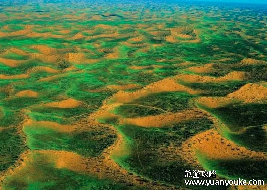 中国的四大盆地，塔里木盆地、准噶尔盆地、柴达木盆地和四川盆地