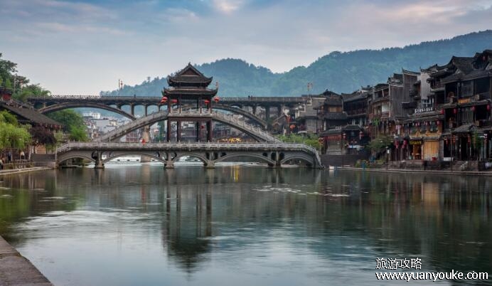 凤凰古城在湖南哪个市，位于湖南省吉首市(国家级4A风景区)