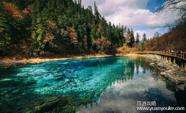 九寨沟在四川哪个城市，阿坝藏族羌族自治州(有巴士可以直达)