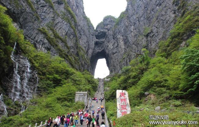 张家界位于哪个省，位于湖南省西北部(交通便利旅行十分方便)