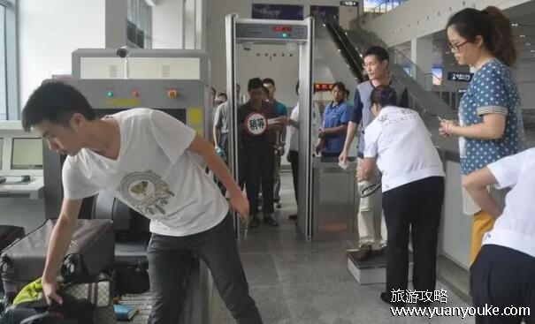 防晒喷雾可以带上高铁吗，可以带上高铁(但不能超过120毫升)