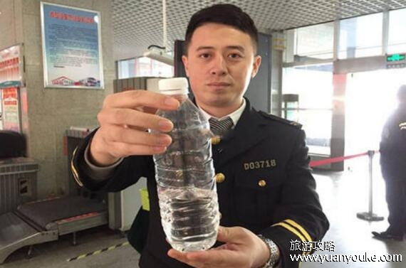 坐火车可以带白酒吗，可以带但最多只能带两瓶(属于食品类物品)