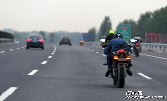 摩托车可以上高速吗，可以上高速(有规定速度并且只能靠右行驶)