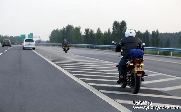 摩托车可以上高速吗，可以上高速(有规定速度并且只能靠右行驶)