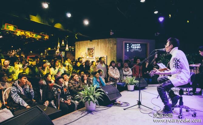livehouse什么意思，小型的音乐演出场所(一般是在酒吧等地)