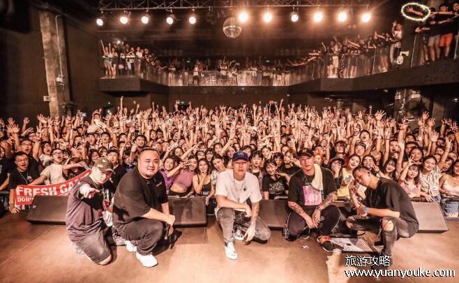 livehouse什么意思，小型的音乐演出场所(一般是在酒吧等地)