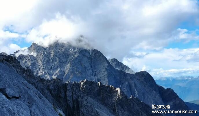 玉龙雪山在哪里个城市，在云南丽江(可以在雪山滑雪骑马)