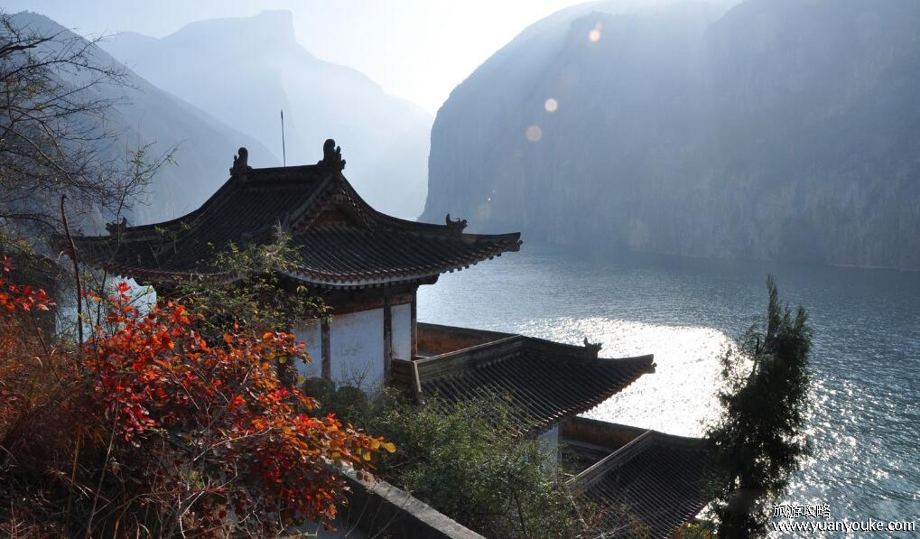 白帝城位于什么地方，重庆市奉节县(三国时期关羽曾在此屯兵)