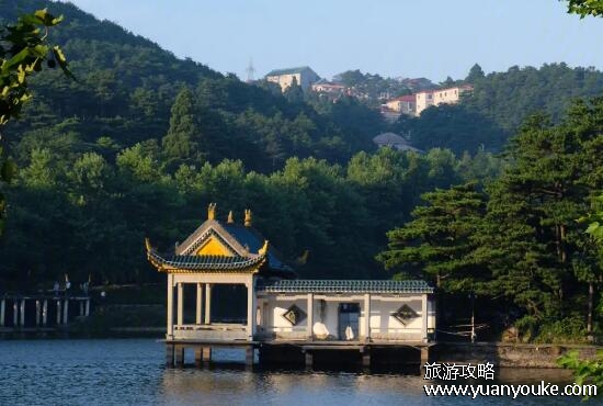 庐山在哪个省的城市，江西省九江市(山峰/瀑布/温泉都很出名)