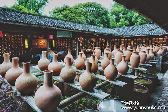 景德镇位于我国哪个省，在江西省东北部(陶瓷行业非常发达)