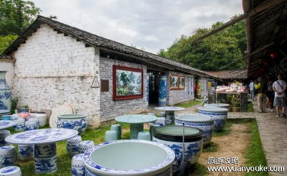 景德镇位于我国哪个省，在江西省东北部(陶瓷行业非常发达)
