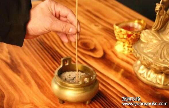 上香时默念的三句话怎么说，上香祈愿最灵验的3句话介绍
