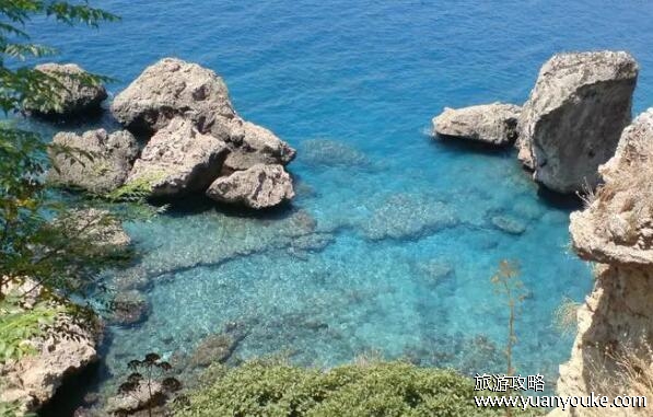 海水为什么是咸的，因为海水中含有盐分(盐分来源非常多)