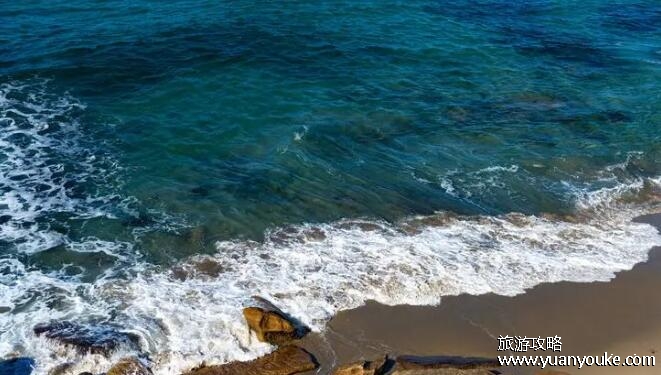 海水为什么是咸的，因为海水中含有盐分(盐分来源非常多)