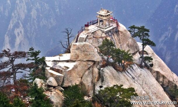 奇险天下第一山是哪座山，华山(山势陡峭令人非常难以攀登)
