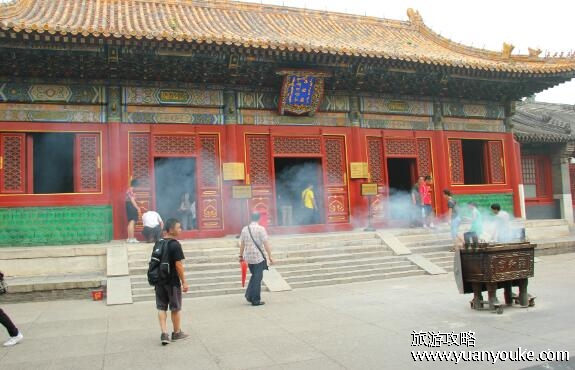 雍和宫好玩吗，佛教文化浓厚的传教寺庙(殿内有众多佛像和壁画)