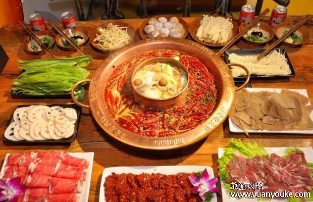 重庆好玩吗值不值得去，火锅好吃建筑好看(喜欢美食的不要错过)