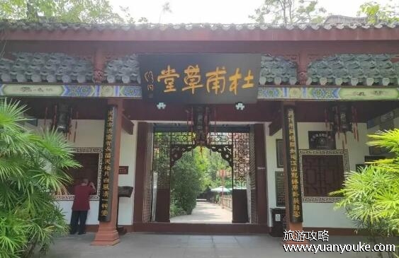 杜甫草堂在成都什么位置，在成都市青羊区(诗人杜甫的故居)