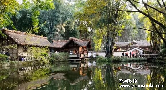 杜甫草堂在成都什么位置，在成都市青羊区(诗人杜甫的故居)