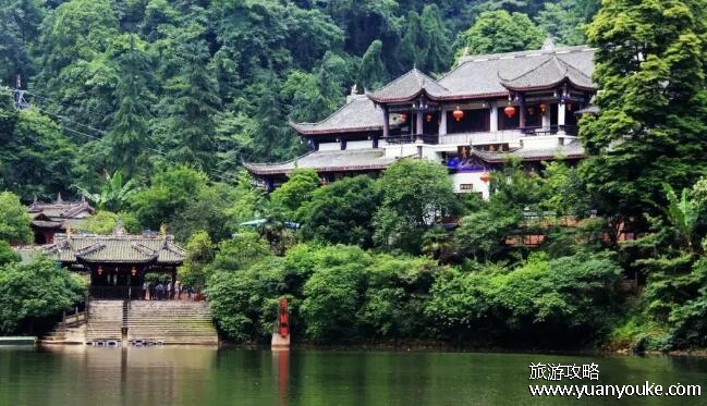 青城山门票多少钱一张，位置不同价格不同(一般在100元左右)