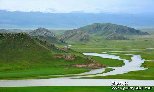 巴音布鲁克草原在新疆的哪个地方，在和静县(广阔的高山草原)