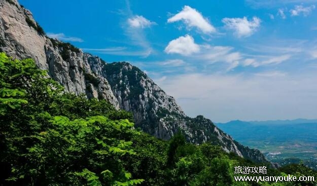 嵩山在哪里哪个省市县，在河南省登封市(被誉为五岳之首)