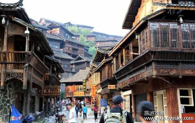 西江千户苗寨在贵州哪里，贵州省凯里市(世界最大的苗族村寨)